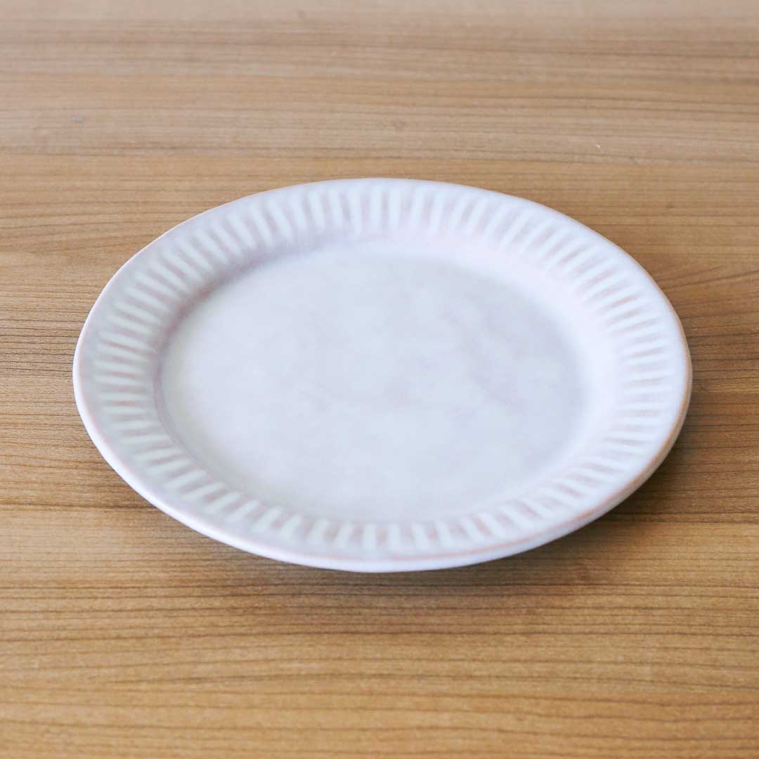 Assiette de 8 pouces avec un blanc laiteux strié, Tonomori