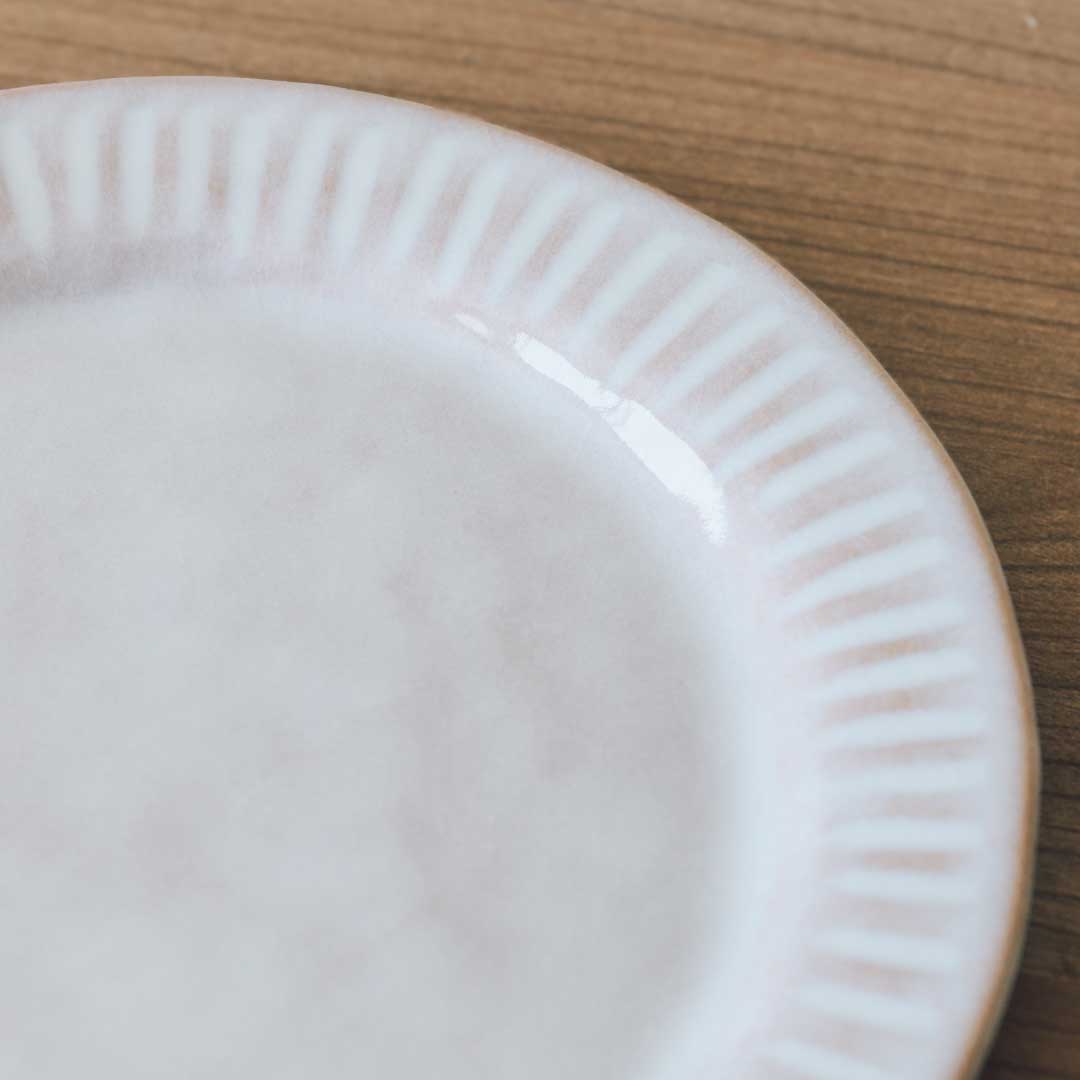 Assiette de 8 pouces avec un blanc laiteux strié, Tonomori