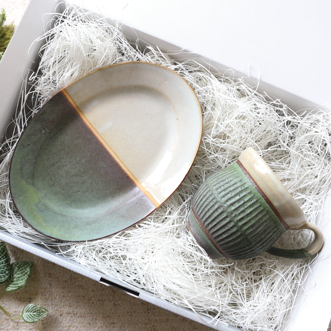 Coffret cadeau assiette ovale et mug couleur herbe par Bukyo