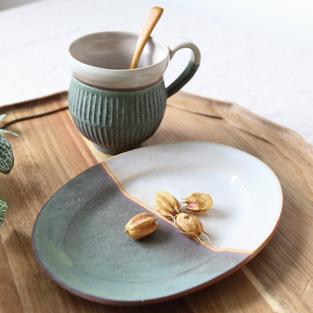 Coffret cadeau assiette ovale et mug couleur herbe par Bukyo