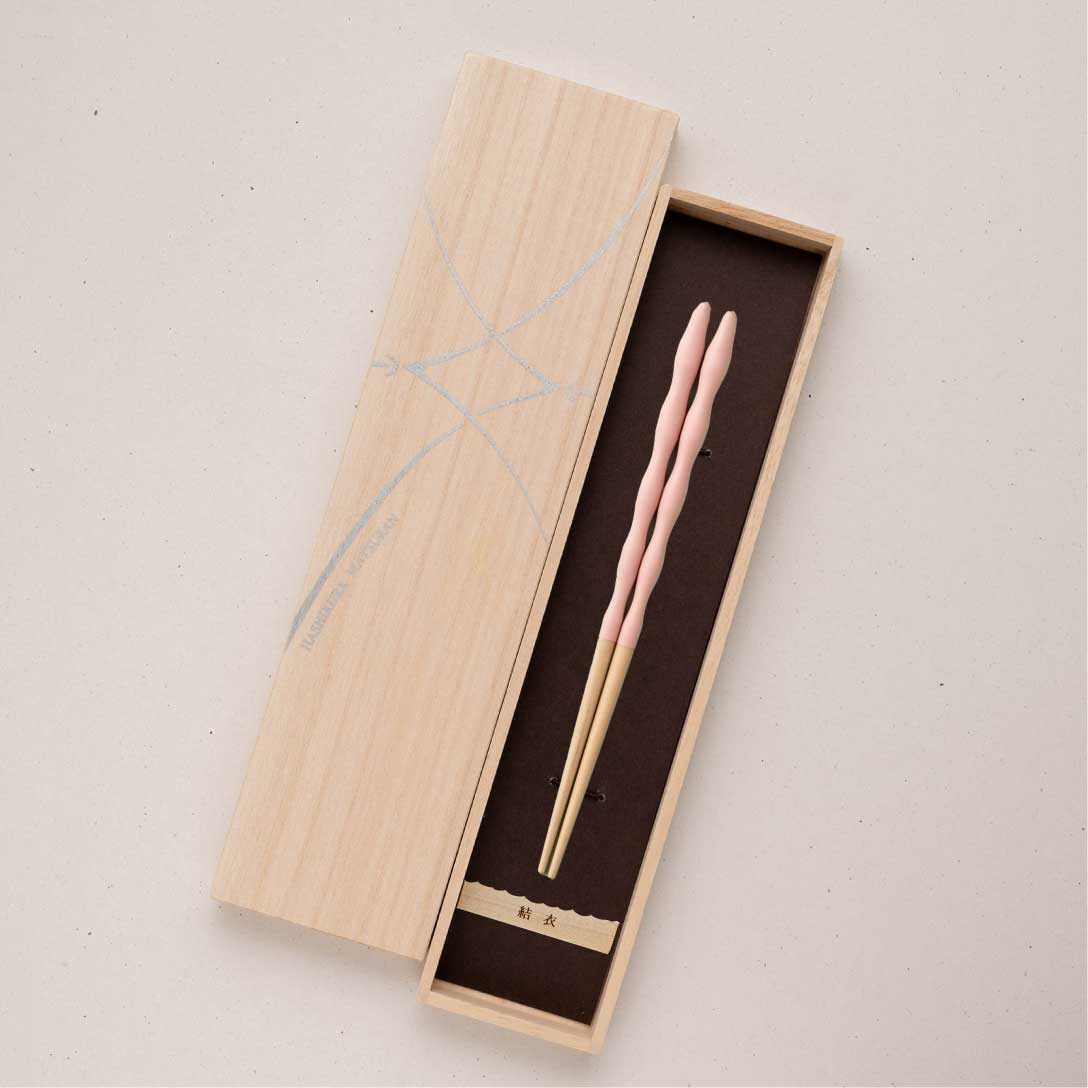 Coffret cadeau baguettes kumokumo (roses) + repose-baguettes (avec nom gravé) en paulownia | 6-10 ans (18 cm) ◇ Aide à la prise en main | Cadeau nominatif | Baguettes pour enfants, lavables au lave-vaisselle