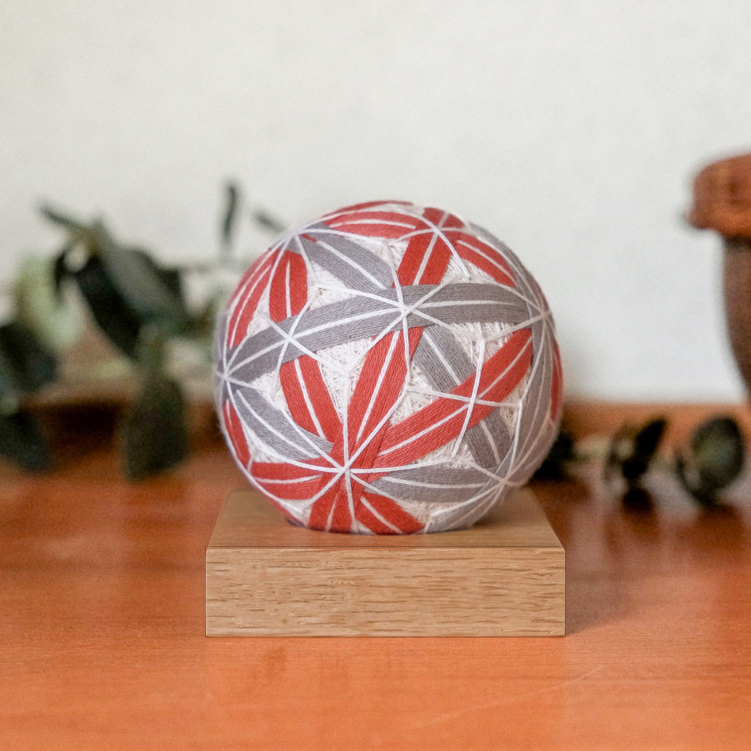 博多帯から。真っ赤な手毬バッグ　お祭り　花火に 倉敷てまり 麻の葉 赤｜出産祝い・子どものお祝い・長寿の祝いに贈る