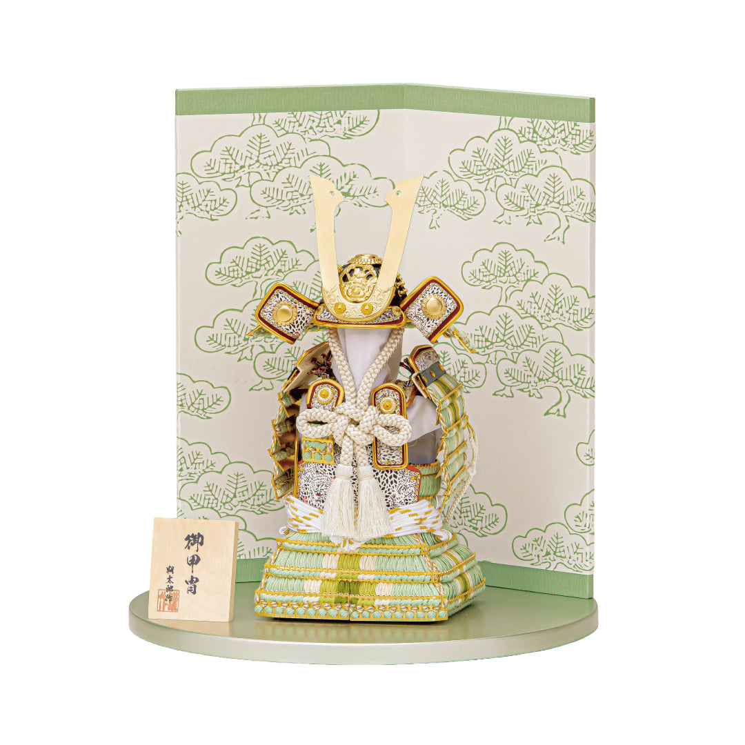 五月人形 武士鎧　武蔵朔太郎作 飛鳥 5号 金茶 裾濃　美品モダンな兜 豪華屏風 奉納型 鎧飾り〈翠（すい）〉 ― 甲冑師 武蔵朔太郎作 ― – 晴れと暮らす