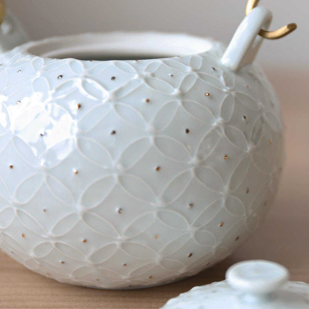 Nishikawa Teizaburo Shoten] Stone bottle, white porcelain, gold
