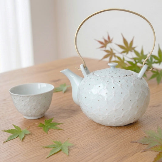 [Nishikawa Teizaburo Shoten] Stone bottle, white porcelain, gold and silver, large cloisonne crest