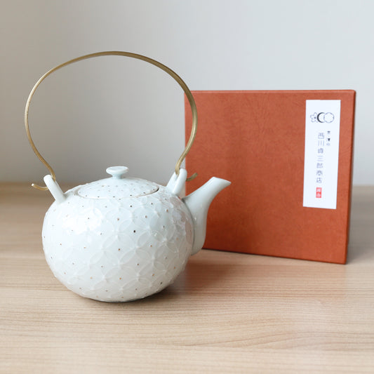 [Nishikawa Teizaburo Shoten] Stone bottle, white porcelain, gold and silver, large cloisonne crest