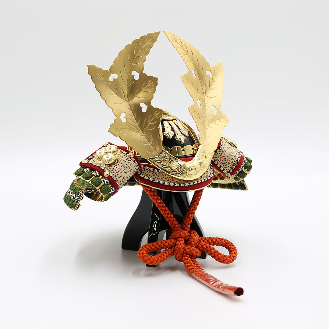 別所 実正 | 5号 梶の葉兜 平飾り – 晴れと暮らす