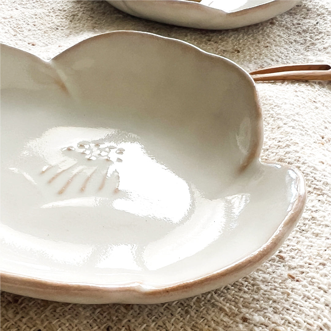 陶の杜 】椿花銘々皿 2枚セット 萩焼 – 晴れと暮らす